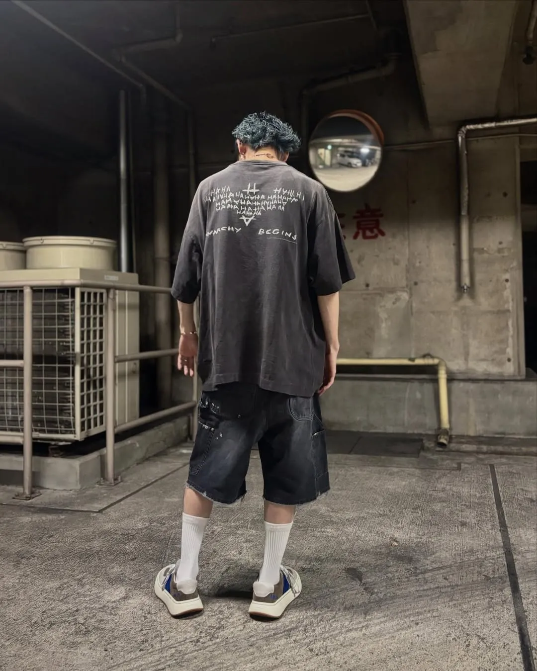 SAINT Mxxxxxx DOUBLE KNEE SHORTS/BLK Knee patches splashed with ink and water-splashed denim shorts. Washed black S-XL. Custom-woven and dyed denim fabric with clear texture. Heavy-wash water-fading treatment to create local mottled fading/hole effects. Artificial distressing to simulate natural traces of wear. VINTAGE. Original consistent damage treatment. Hand-splashed ink and paint. Original consistent wash water mark/pocket mark. Double knee patch. Rivet reinforcement. Improve functionality while enhancing design